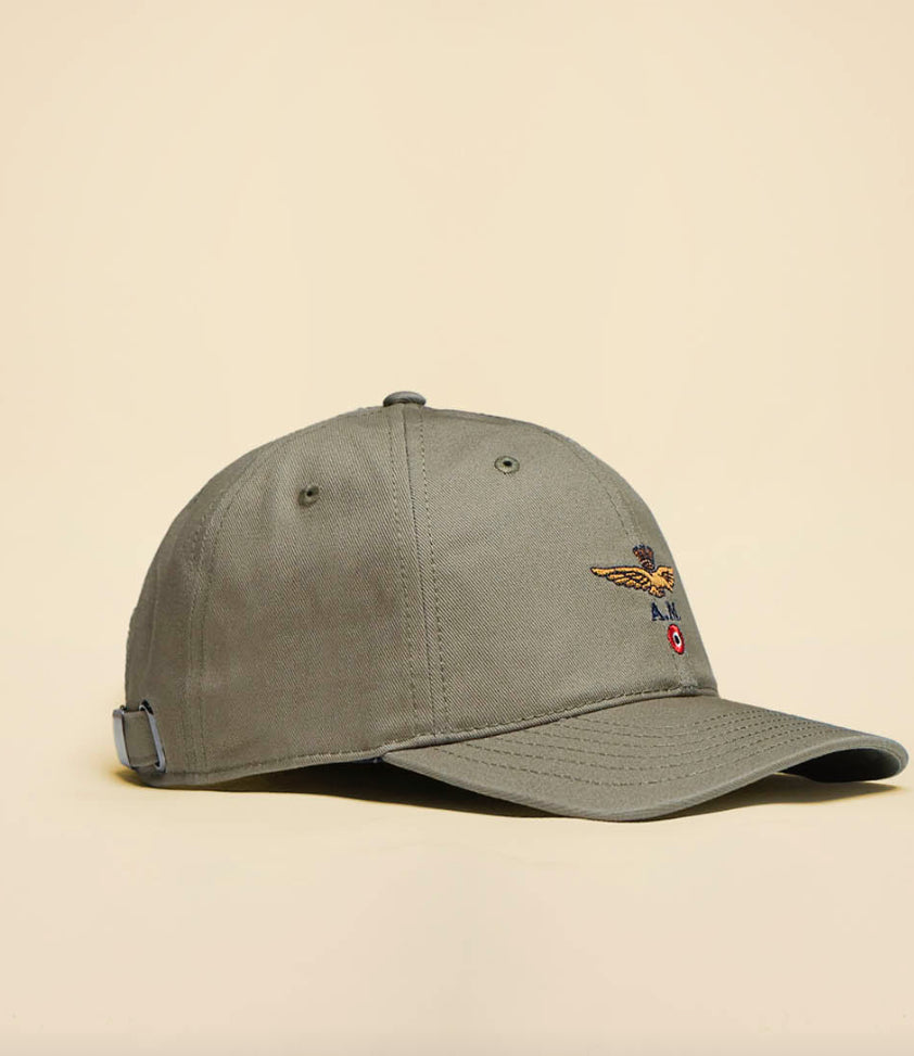 Cappellino con ricamo aquila turrita
